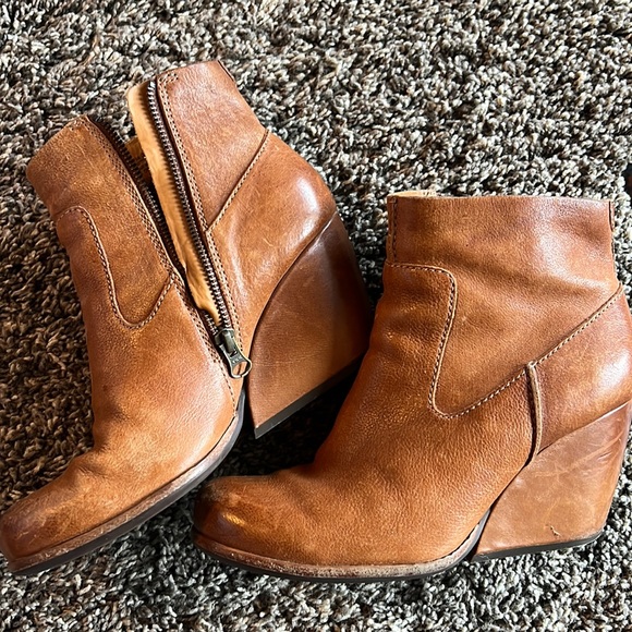 Boots - Picture 6 of 6